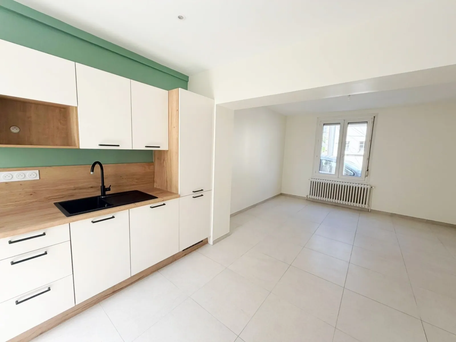 Maison entièrement rénovée, 3 chambres, jardin plein sud, vue principale